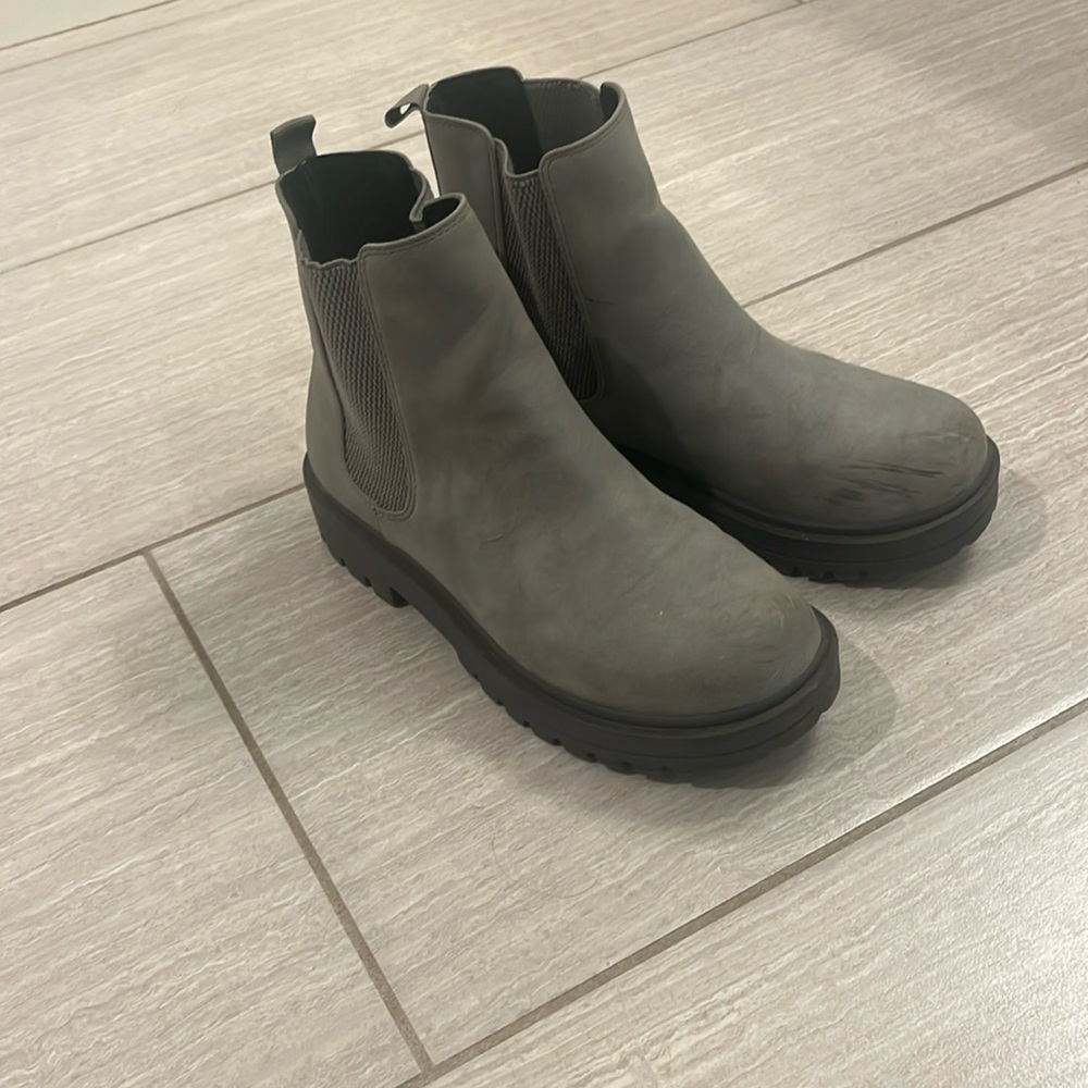 Grey lug Chelsea Boot